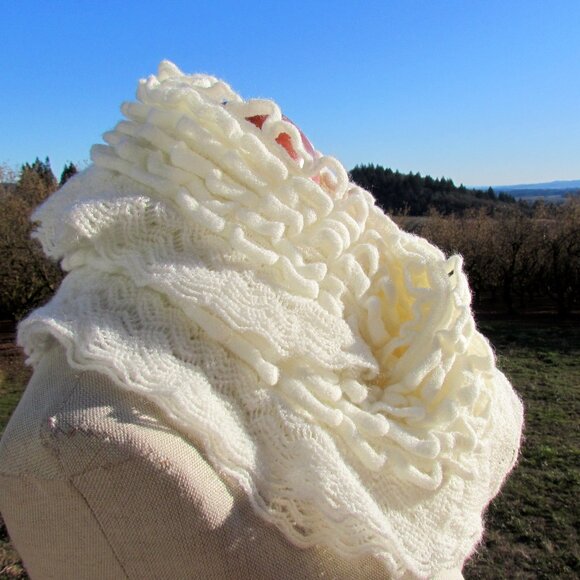 INFINITY SCARF, SOFT WHITE LACY KNITTED ELEGANT BEAUTIFUL NECK SCARF, NWOT - Picture 6 of 6